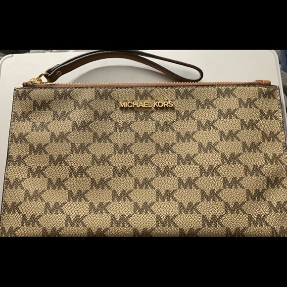 Nwnt MK wristlet. Compartments for your credit cards. Fits most phones. - Picture 4 of 7